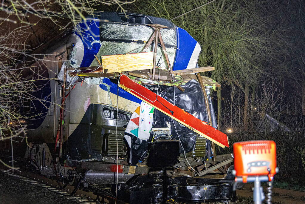 Trein botst op carnavalswagen: machinist gewond