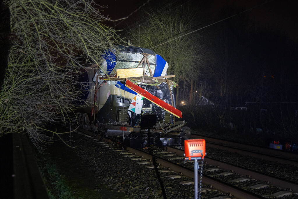 Trein botst op carnavalswagen: machinist gewond
