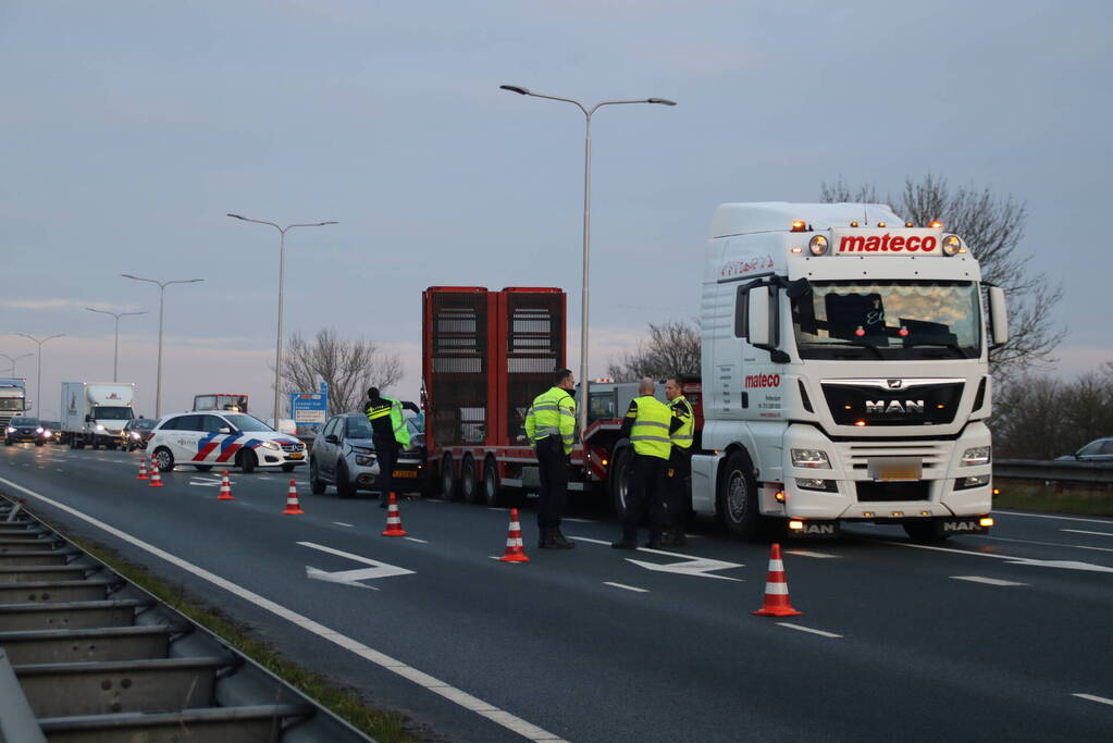 Automobilist ziet file over het hoofd en botst op vrachtwagen