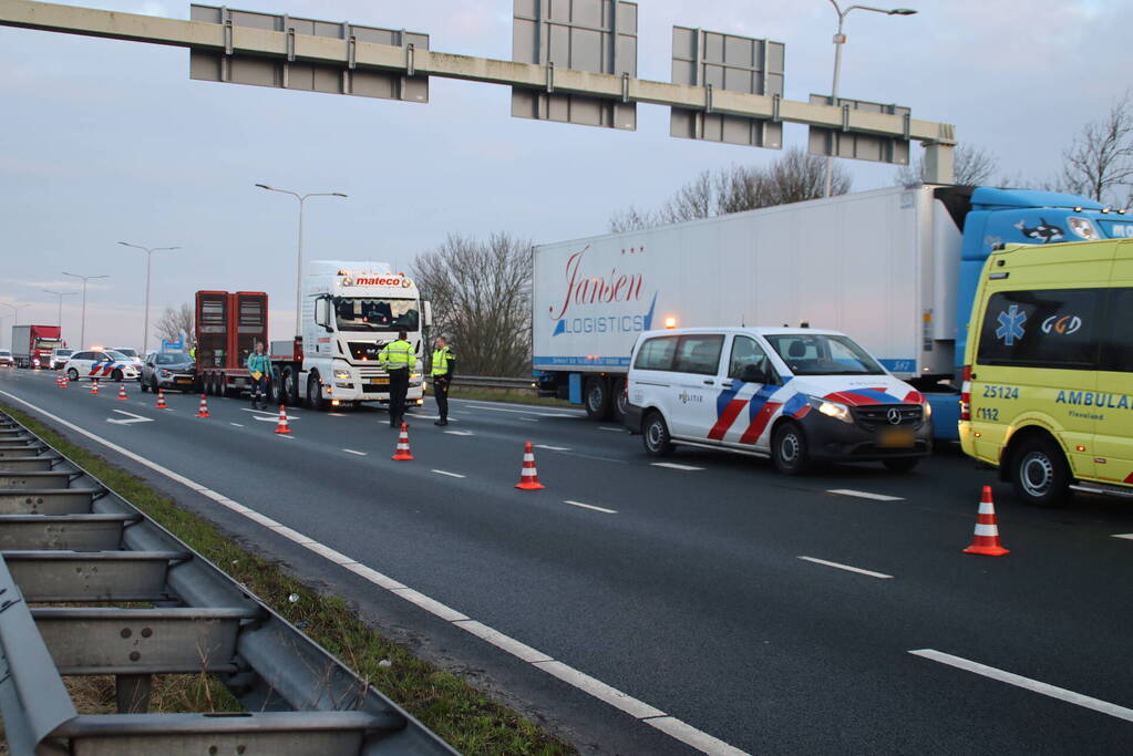 Automobilist ziet file over het hoofd en botst op vrachtwagen