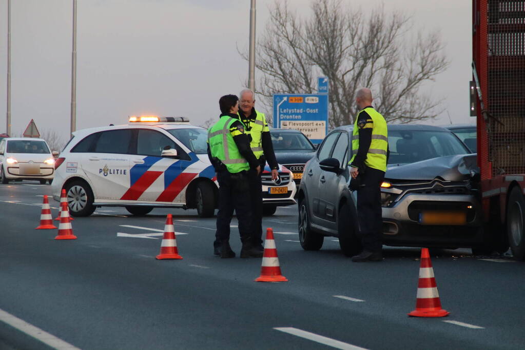 Automobilist ziet file over het hoofd en botst op vrachtwagen