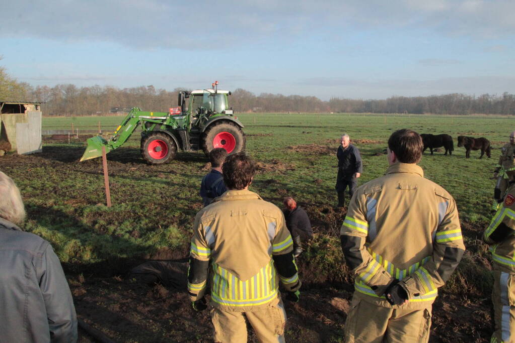 Brandweer ingezet voor een paard in de sloot