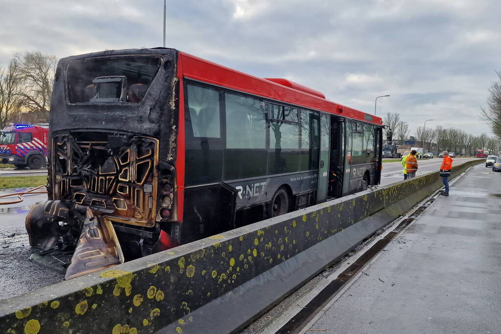 Lijnbus vliegt in brand tijdens rijden