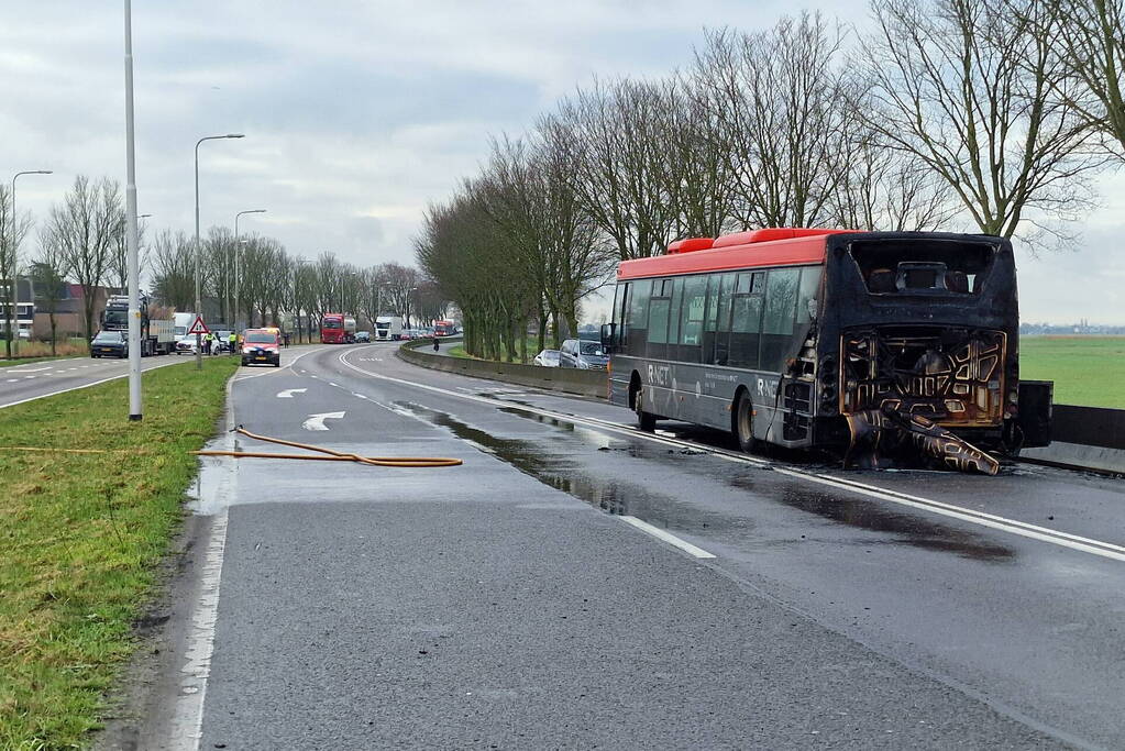 Lijnbus vliegt in brand tijdens rijden