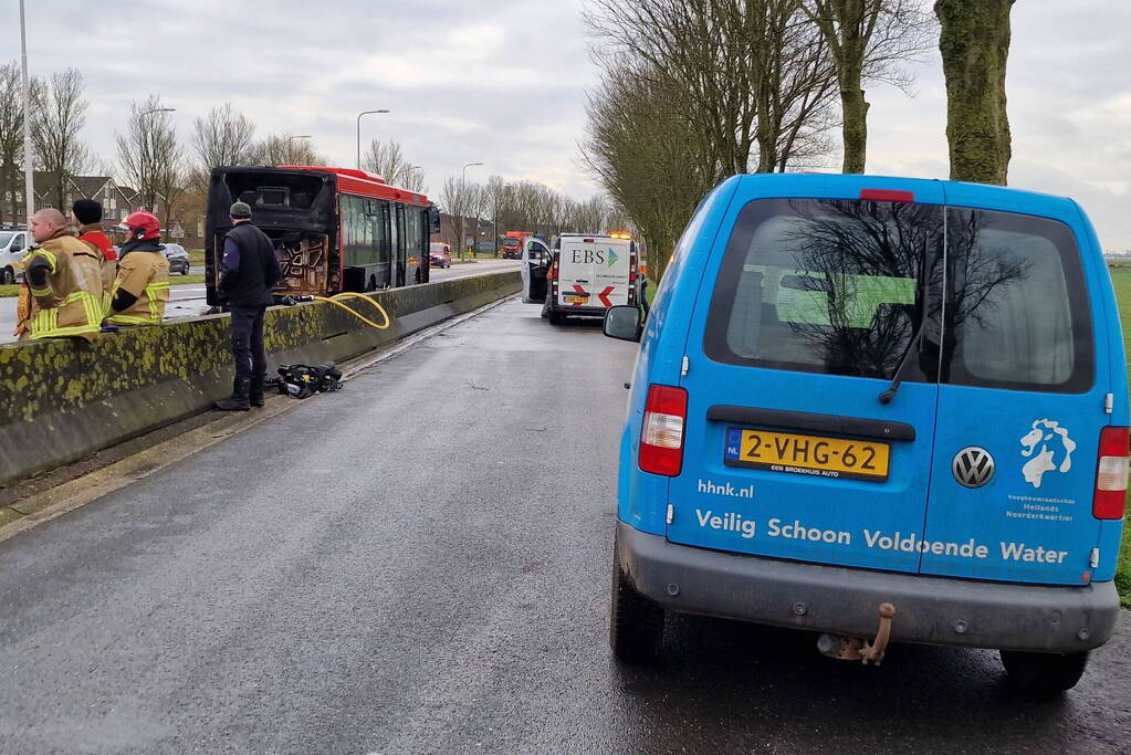 Lijnbus vliegt in brand tijdens rijden