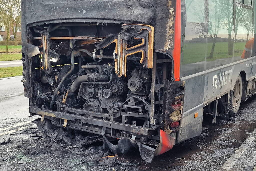 Lijnbus vliegt in brand tijdens rijden