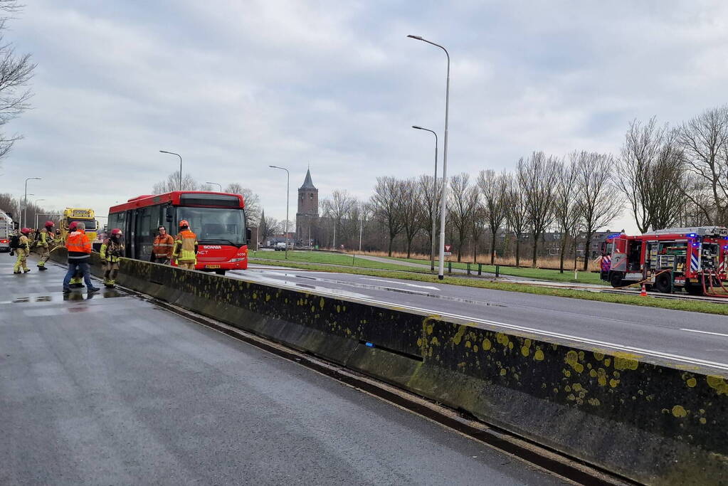 Lijnbus vliegt in brand tijdens rijden