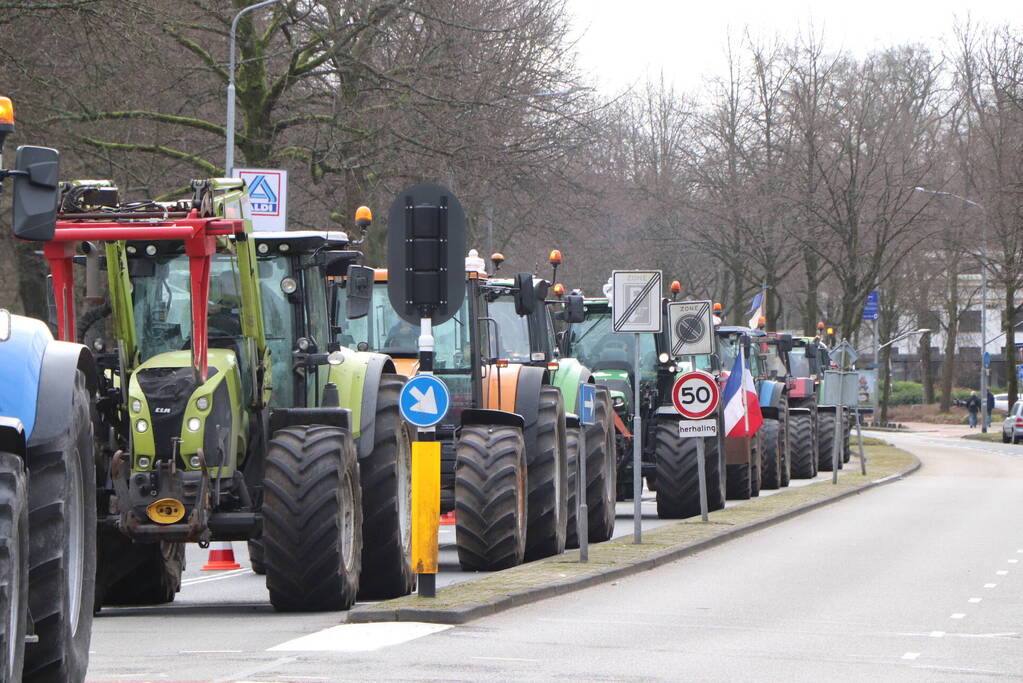 Boeren bieden pamflet aan bij Provinciehuis