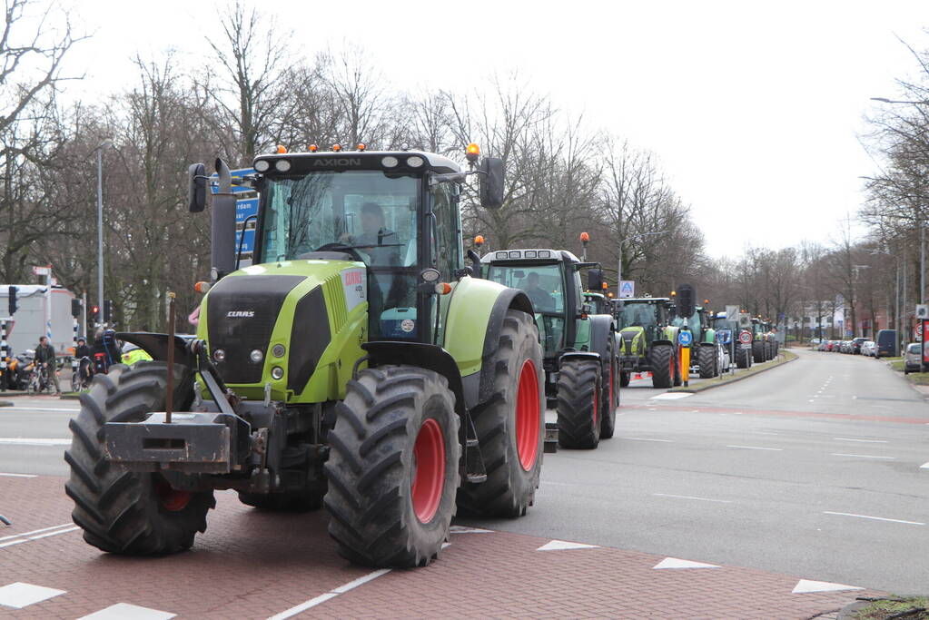 Boeren bieden pamflet aan bij Provinciehuis