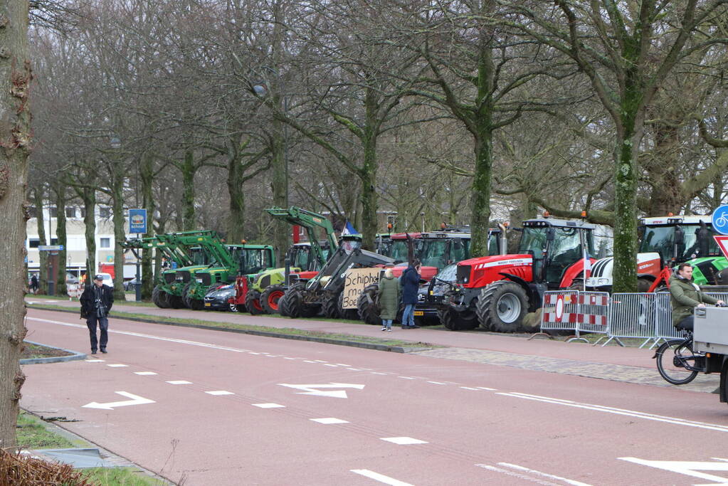 Boeren bieden pamflet aan bij Provinciehuis