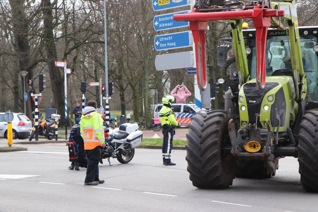 Boeren bieden pamflet aan bij Provinciehuis