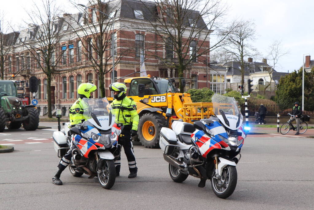 Boeren bieden pamflet aan bij Provinciehuis