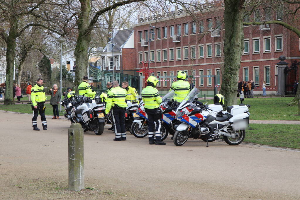 Boeren bieden pamflet aan bij Provinciehuis