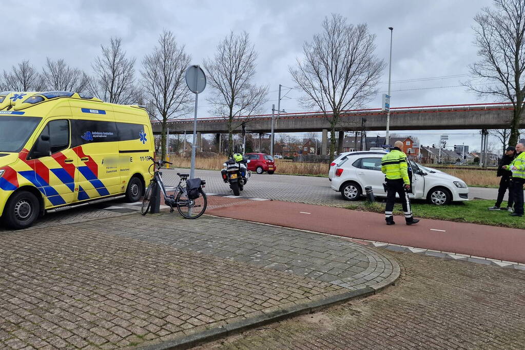 Fietser belandt op voorruit van auto bij botsing