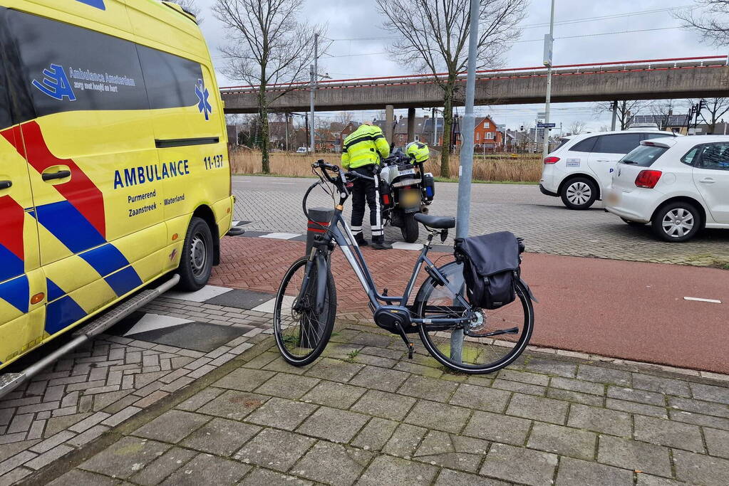 Fietser belandt op voorruit van auto bij botsing