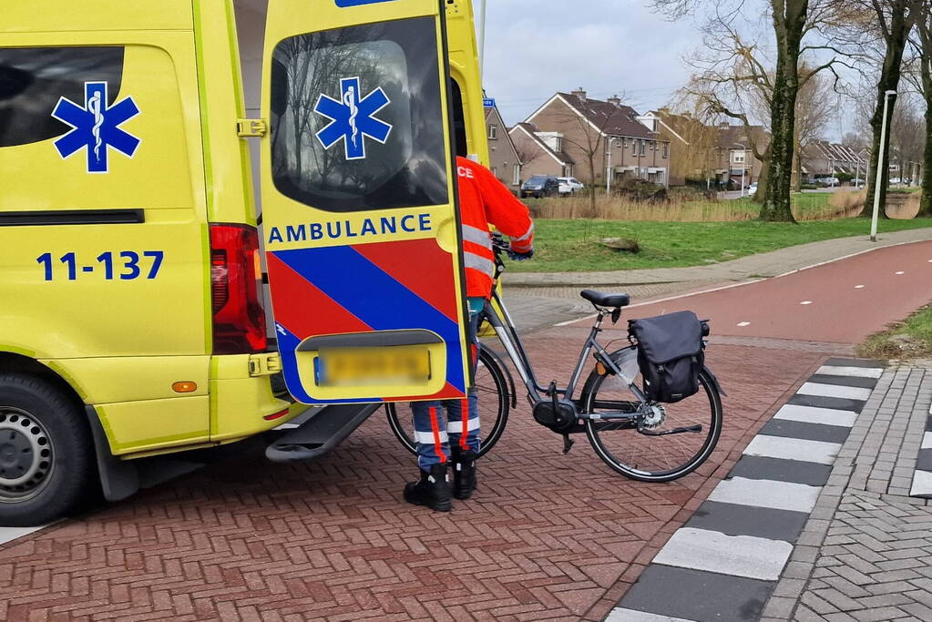 Fietser belandt op voorruit van auto bij botsing