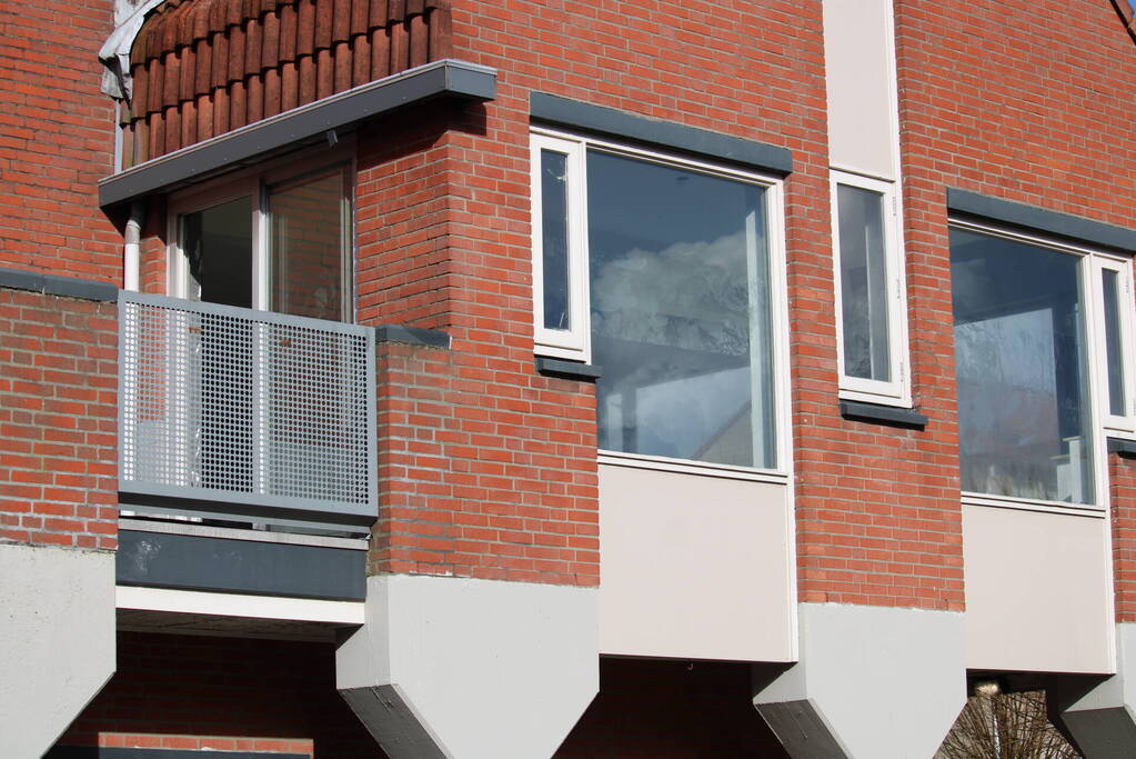 Brandweer onderzoekt vreemde geur in woning