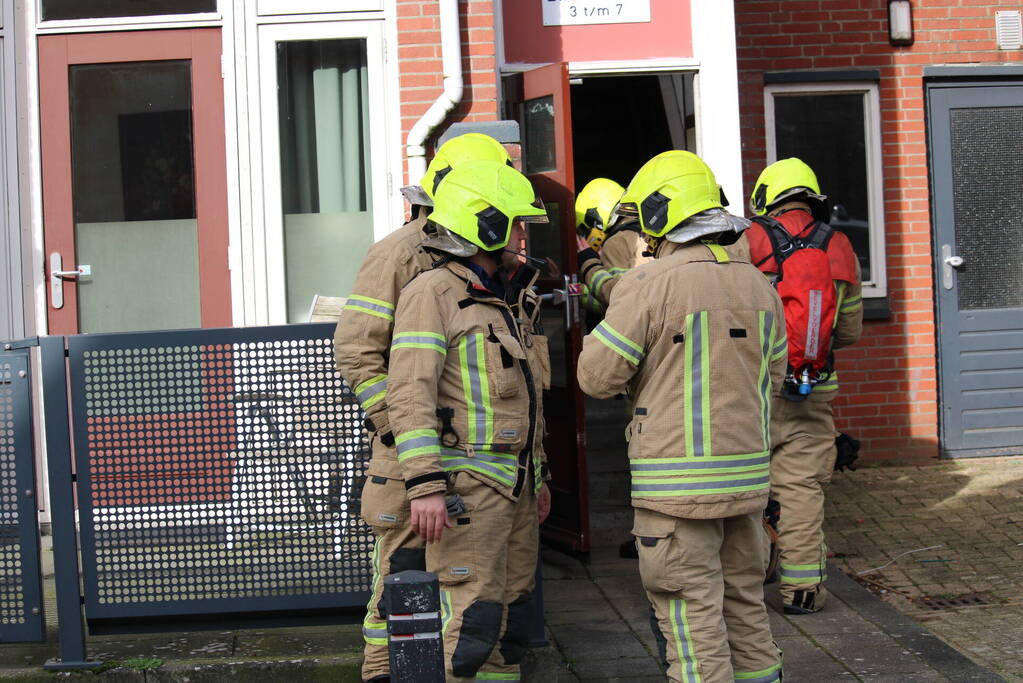 Brandweer onderzoekt vreemde geur in woning