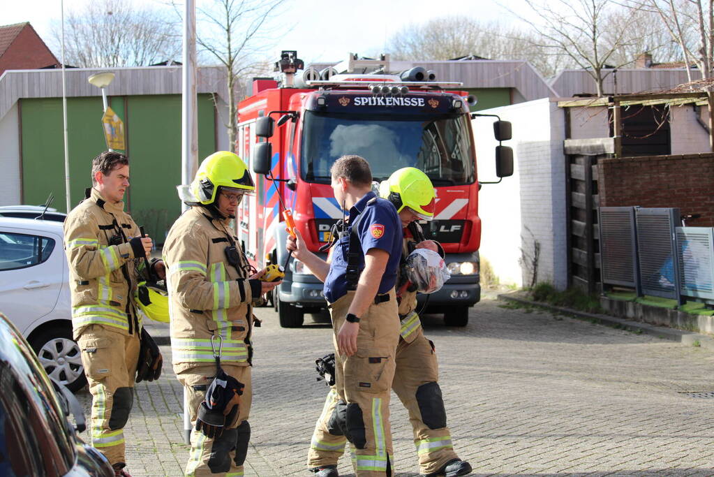 Brandweer onderzoekt vreemde geur in woning