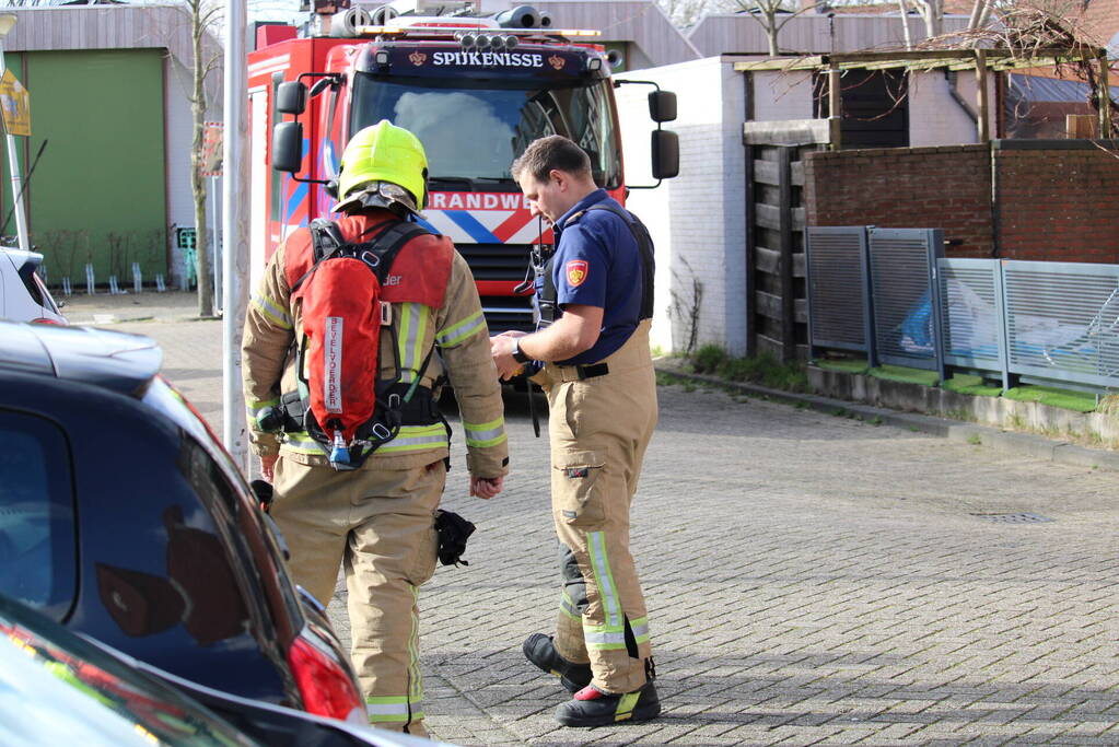 Brandweer onderzoekt vreemde geur in woning