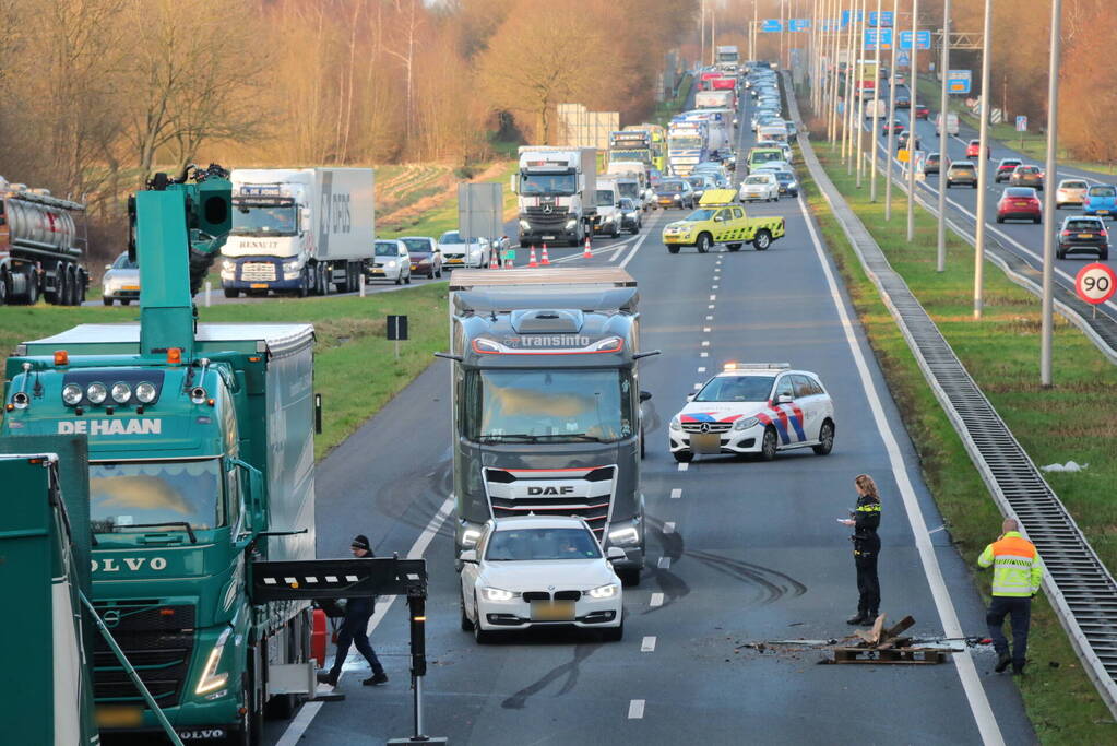 Vrachtwagen verliest twee heftrucks uit aanhanger