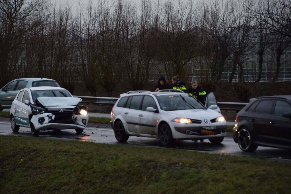 Flinke schade bij ongeval tussen drie auto's