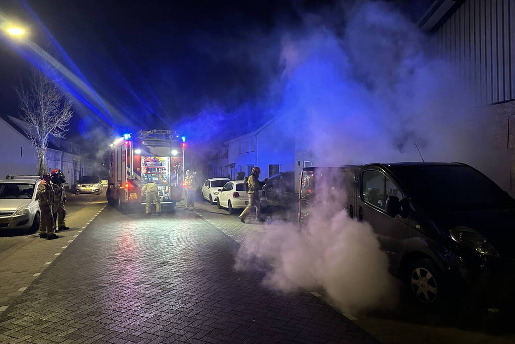Bestelbus beschadigd door brand