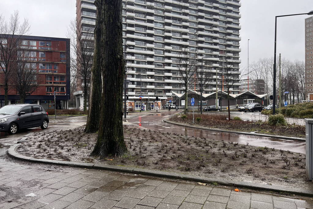 Fietser en automobilisten botsen op rotonde