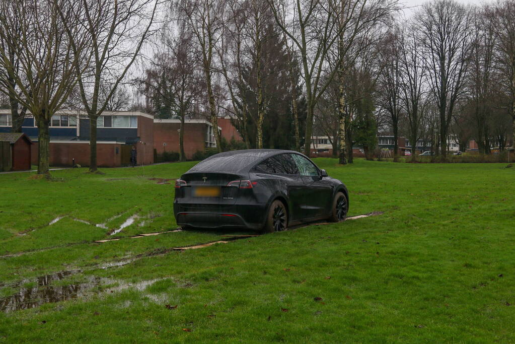 Tesla bestuurster neemt kortste weg naar huis