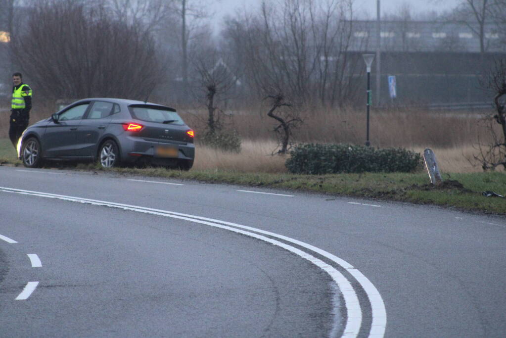 Automobilist raakt van de weg en ramt lantaarnpaal