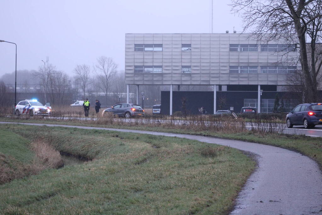 Automobilist raakt van de weg en ramt lantaarnpaal