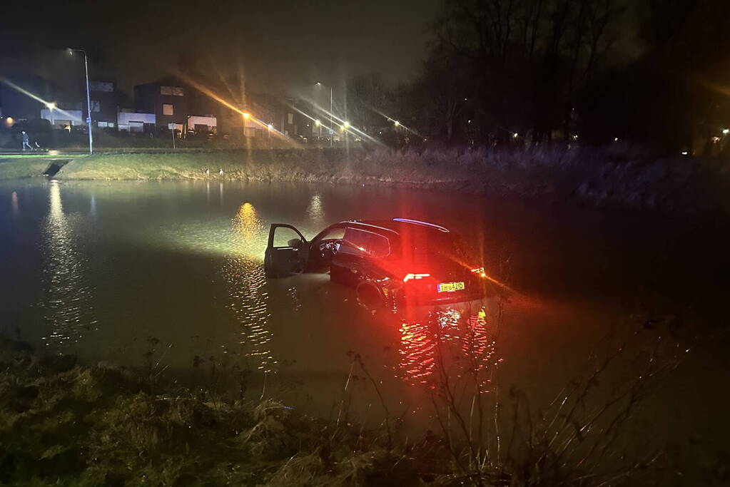 Auto raakt van de weg en rijdt de sloot in