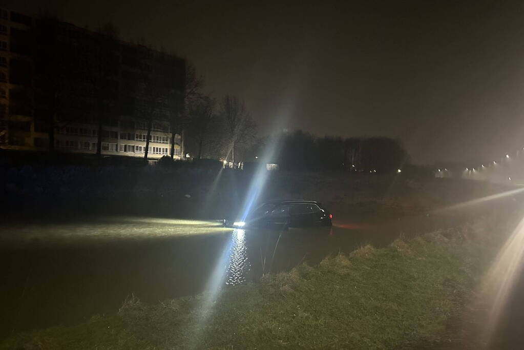 Auto raakt van de weg en rijdt de sloot in