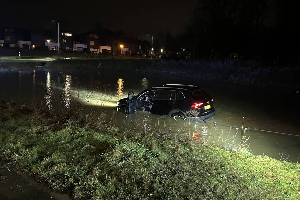 Auto raakt van de weg en rijdt de sloot in