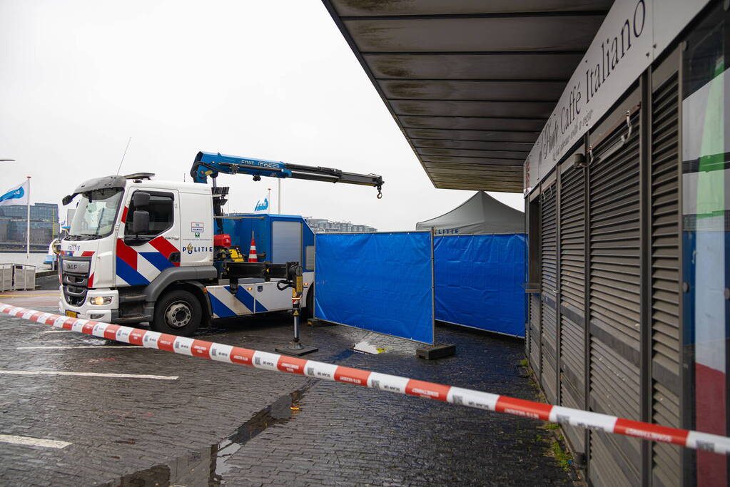 Overleden persoon aangetroffen in het water