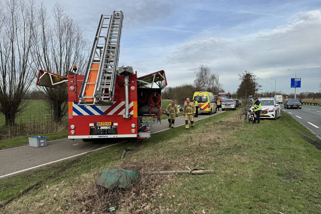Automobilist verliest macht over stuur en belandt op de kop in sloot