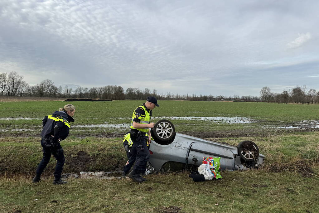 Automobilist verliest macht over stuur en belandt op de kop in sloot