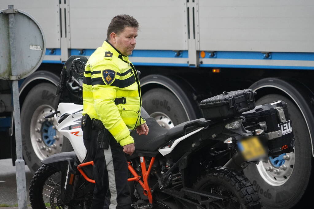 Weg is tijdelijk afgesloten door val van motorrijder