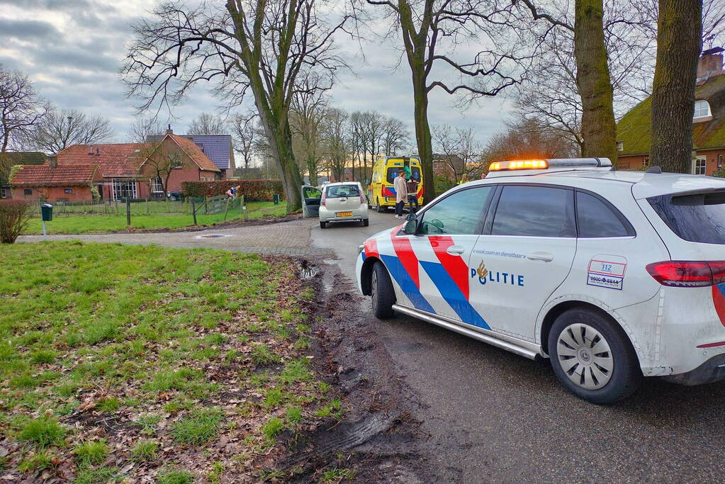 Crossbrommer en automobilist botsen