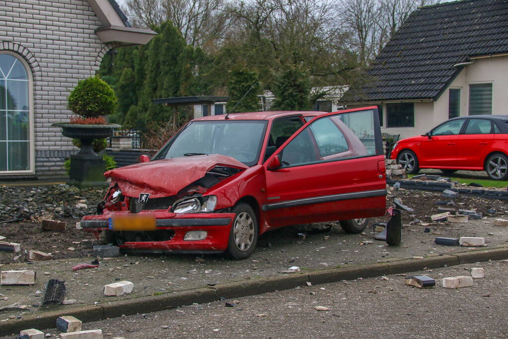 Ravage nadat auto door stenen muur rijdt