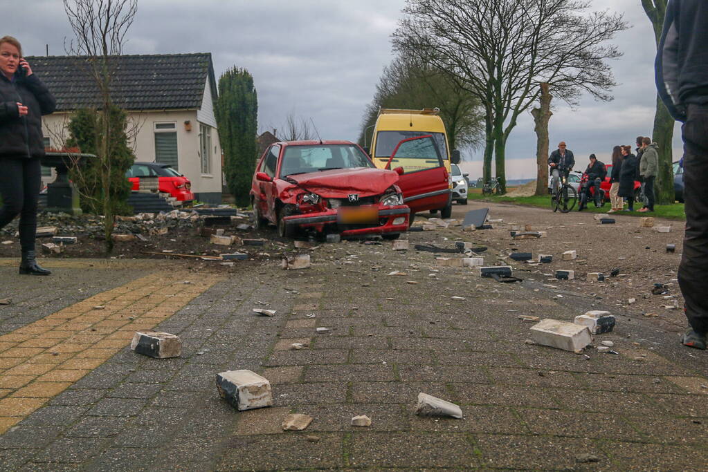 Ravage nadat auto door stenen muur rijdt