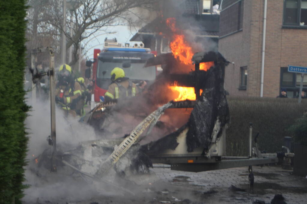 Aanhanger volledig in lichterlaaie