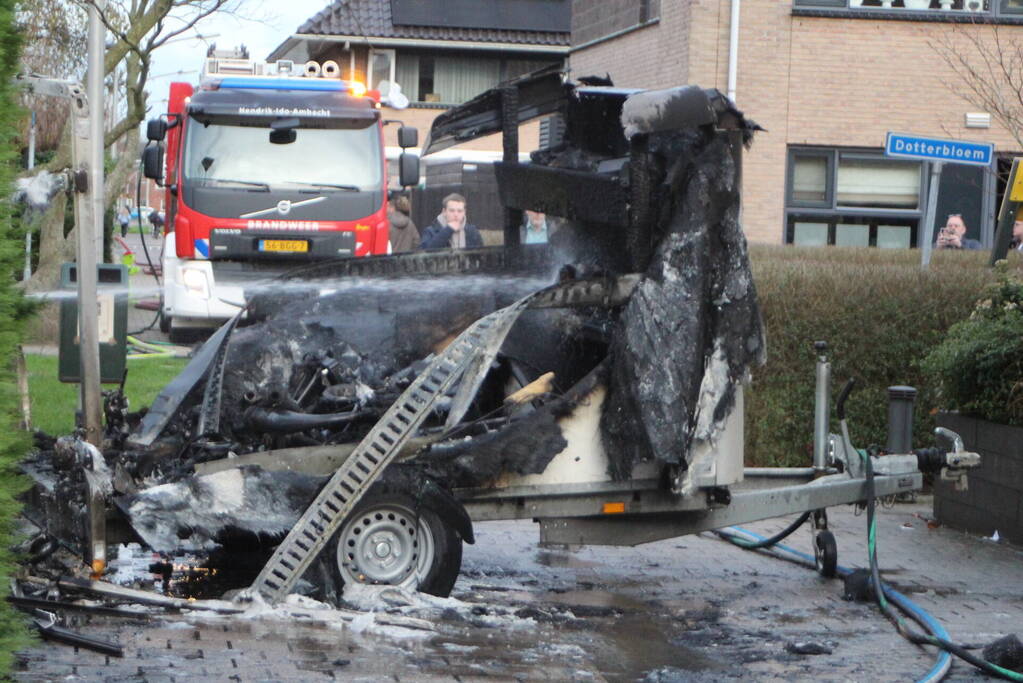 Aanhanger volledig in lichterlaaie