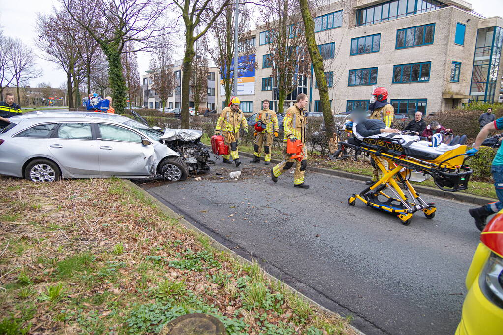 Dronken bestuurder botst frontaal op boom