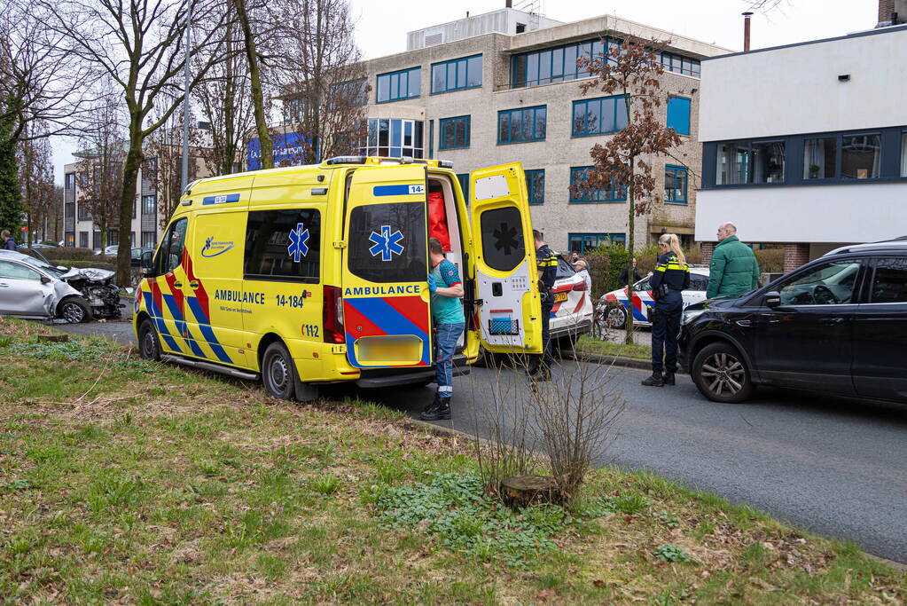 Dronken bestuurder botst frontaal op boom