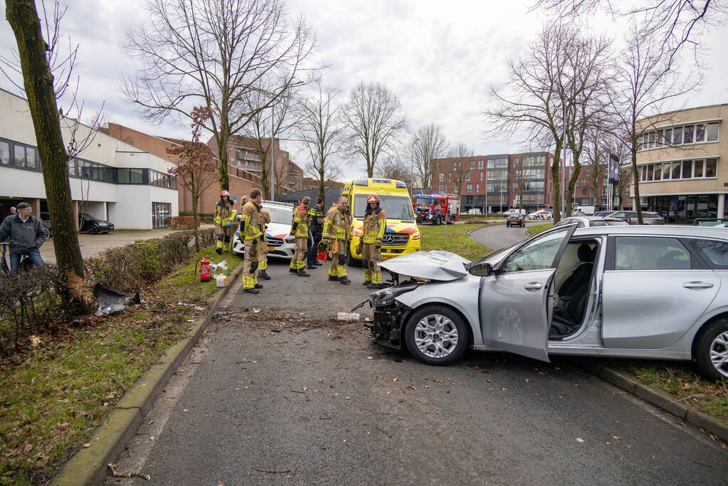Dronken bestuurder botst frontaal op boom