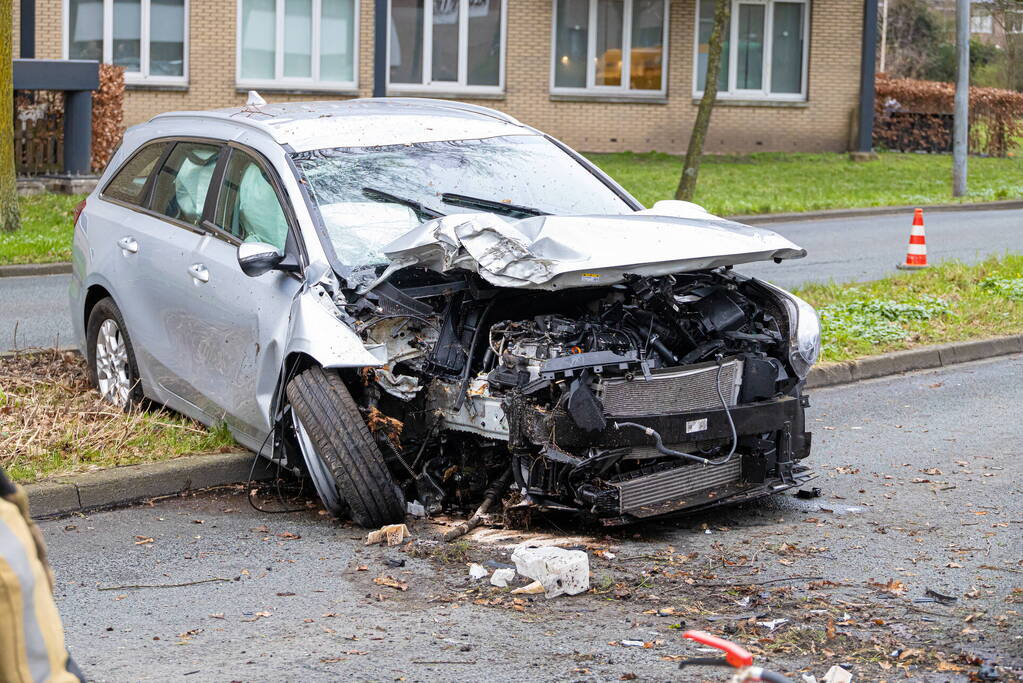 Dronken bestuurder botst frontaal op boom