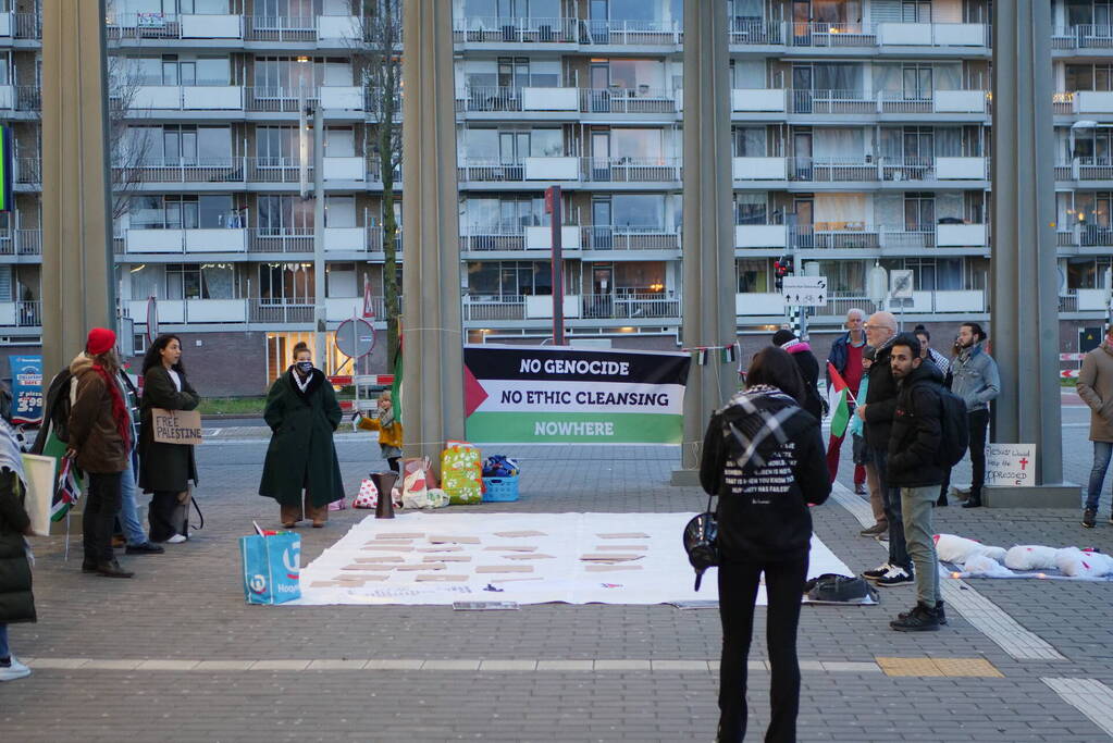 Sitdown-actie tijdens Pro-Palestina demonstratie bij treinstation