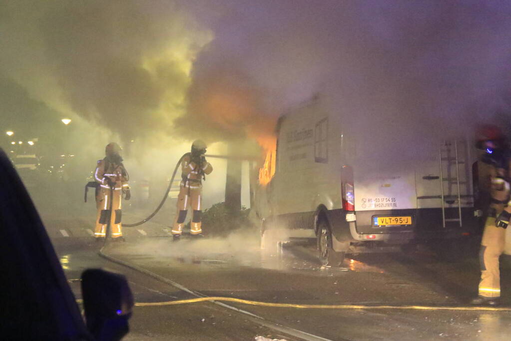 Onderzoek naar vermoedelijke brandstichting bestelbussen
