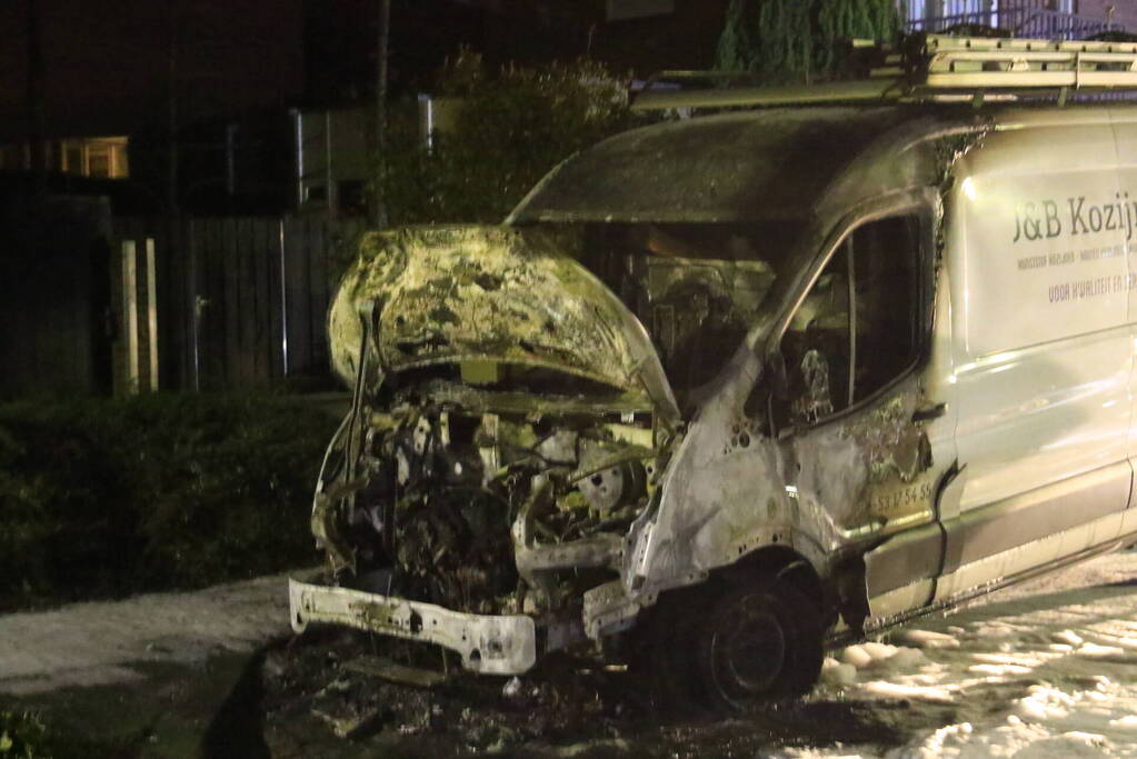 Onderzoek naar vermoedelijke brandstichting bestelbussen